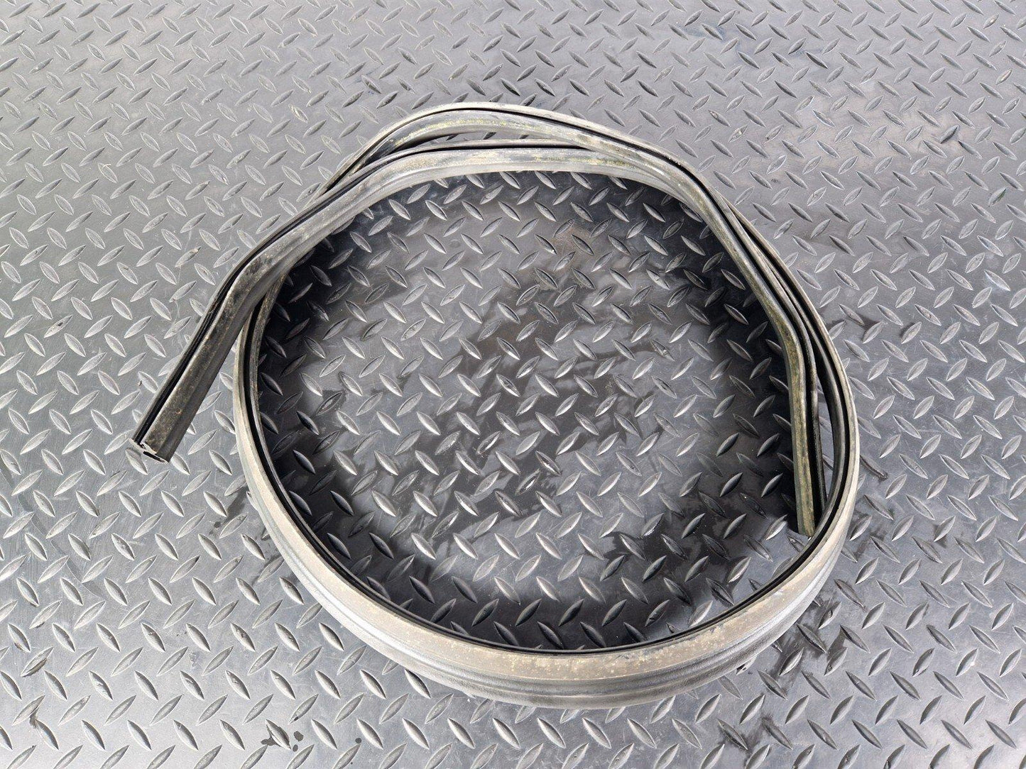 18-ON MERCEDES BENZ SPRINTER W907 HOOD BONNET RUBBER GASKET SEAL A9108871100