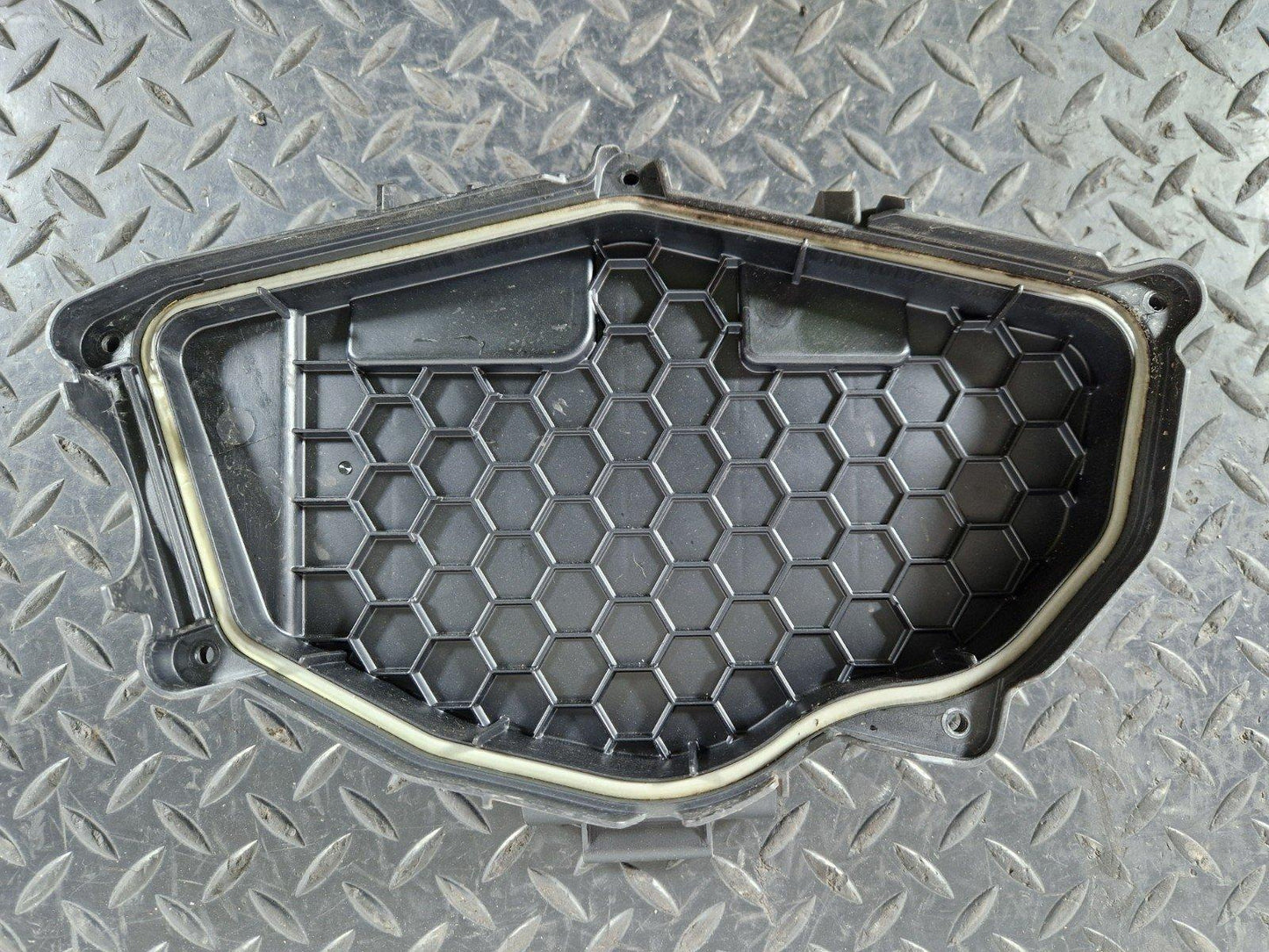 12-18 AUDI A6 C7 2.0 DIESEL CGLC GENUINE HOUSING FOR CONTROL UNITS 4G2907613B