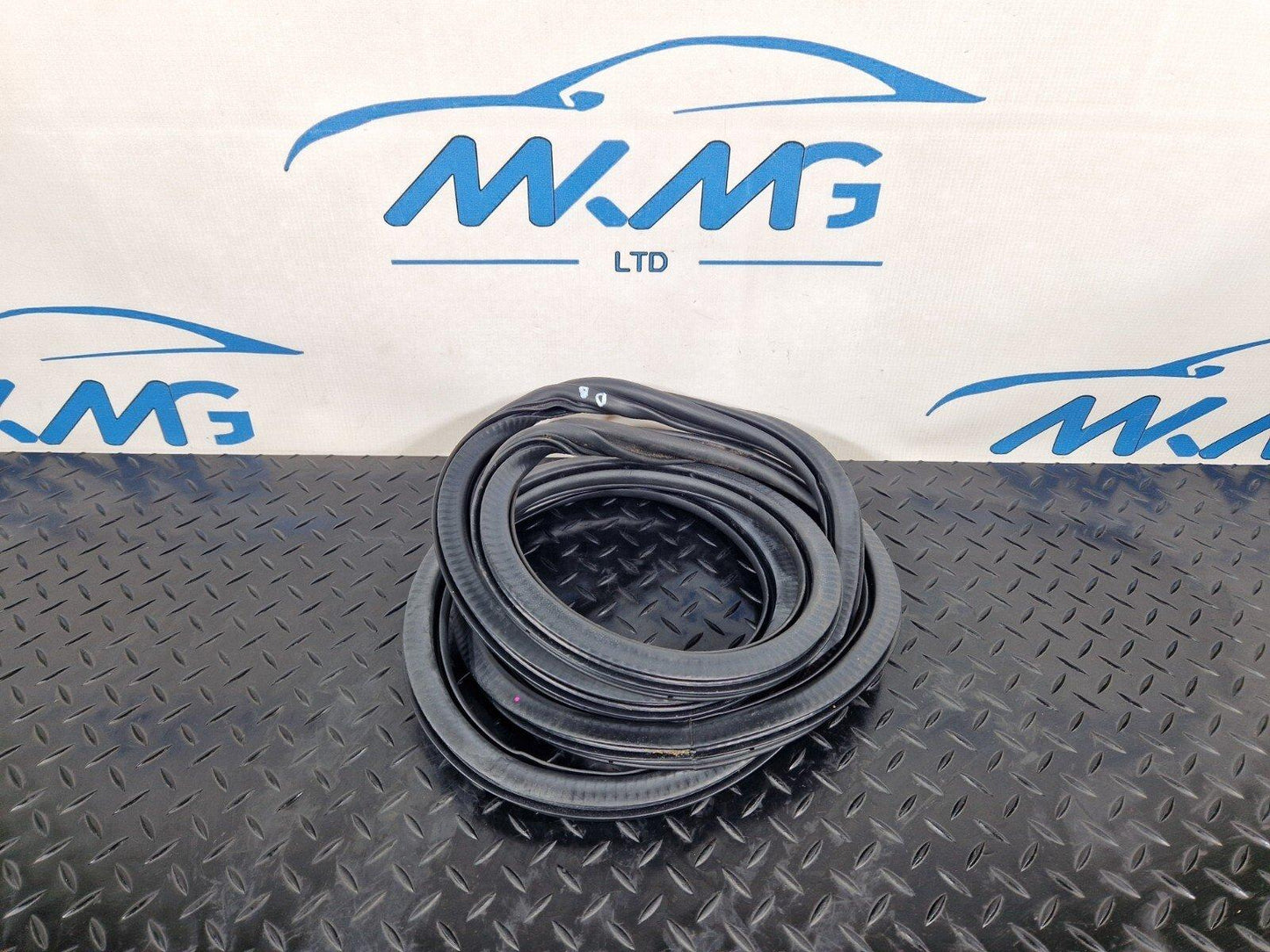 12-18 AUDI A6 C7 REAR LEFT DOOR RUBBER SEAL FITS BOTH LEFT OR RIGHT 4G5833721A