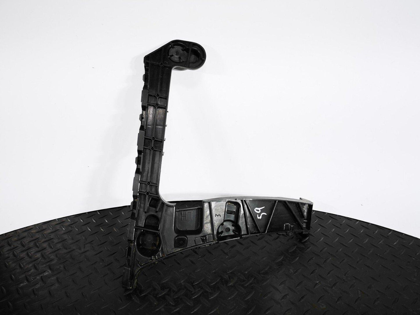 16-19 AUDI A4 B9 GENUINE V6 3.0TDI ESTATE REAR LEFT N/S BUMPER BRACKET 8W9807453