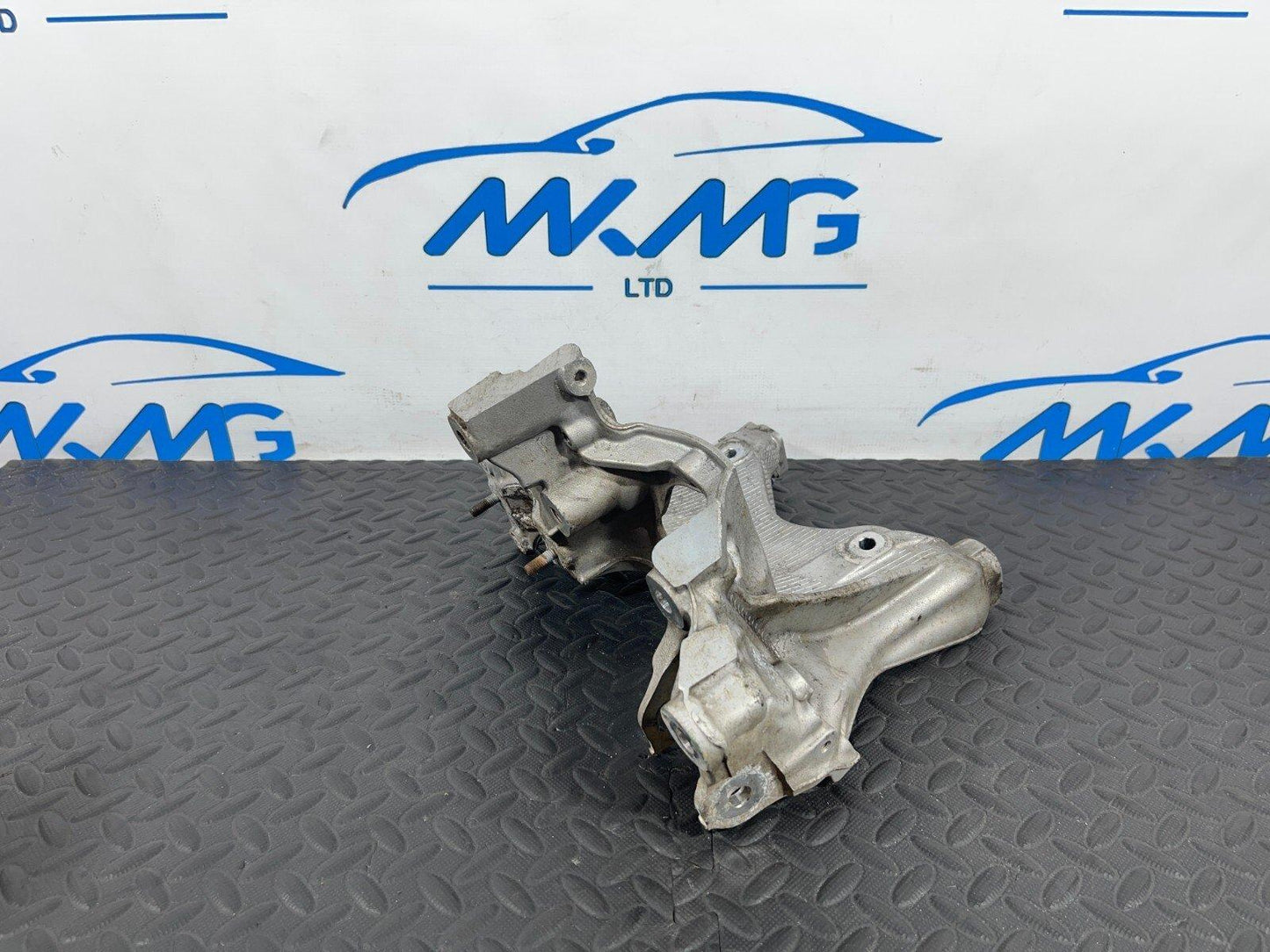 16-19 AUDI A4 B9 1.4 TFSI CVNA RIGHT SIDE PETROL ENGINE MOUNT BRACKET 8W0399296E