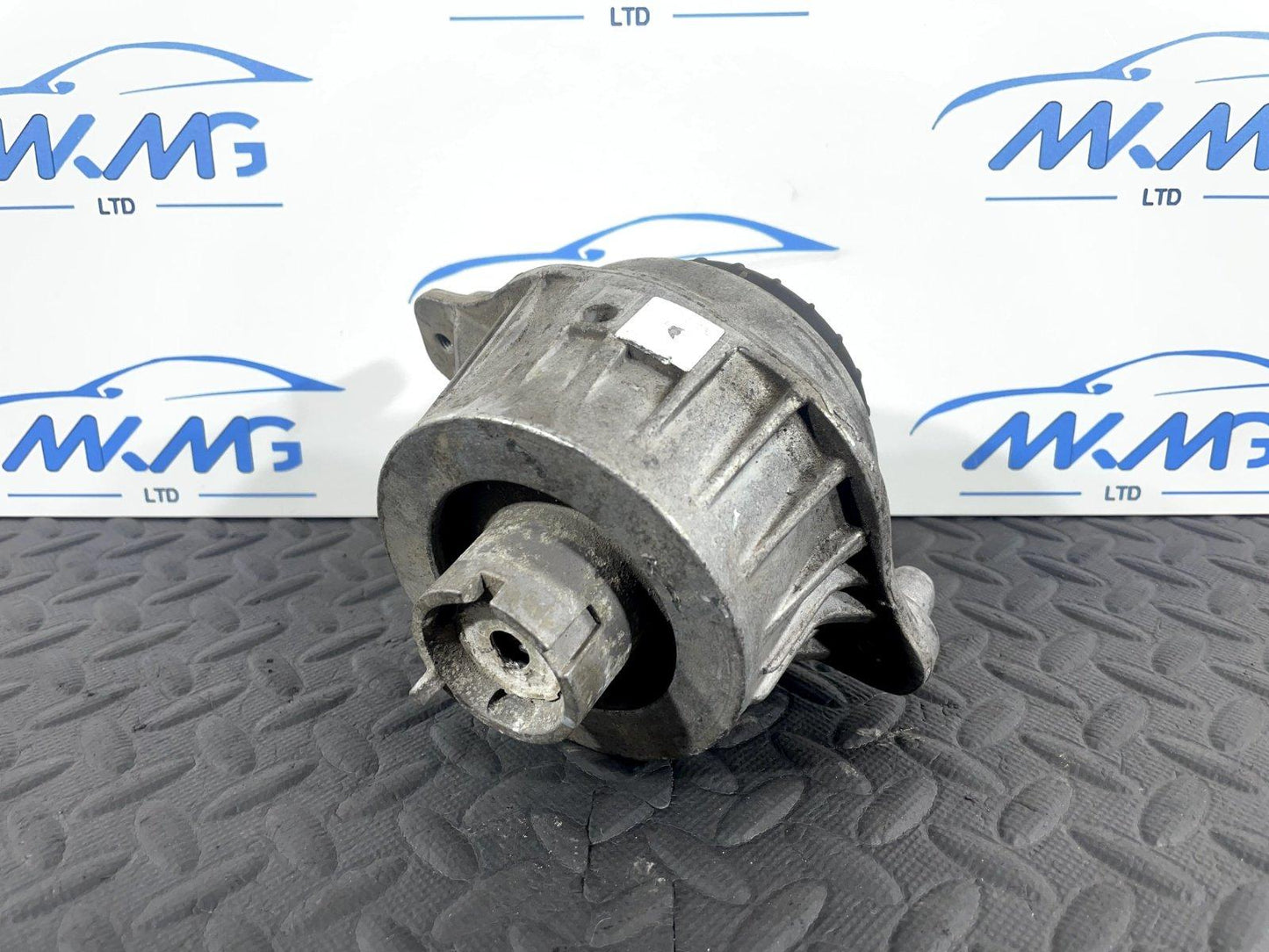 14-21 MERCEDES BENZ C300 W205 GENUINE LEFT PASSENGER ENGINE MOUNT A2052406817
