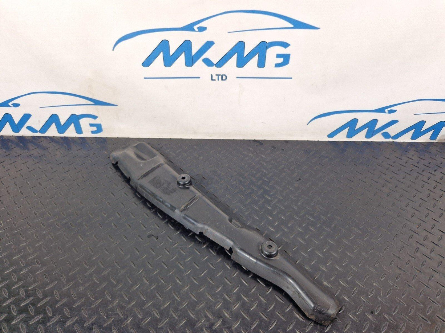 16-19 AUDI A4 B9 GENUINE FRONT RIGHT WING FILLER INSULATOR 8W0821112