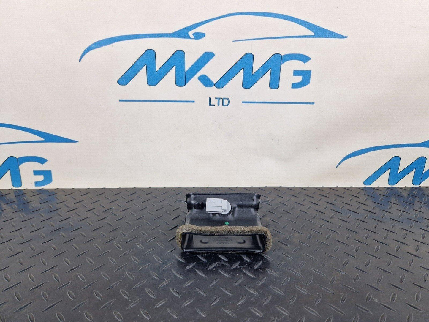 16-19 AUDI A4 AVANT B9 S-LINE OEM AIR CHANEL CONNECTING VENT 8W0857042