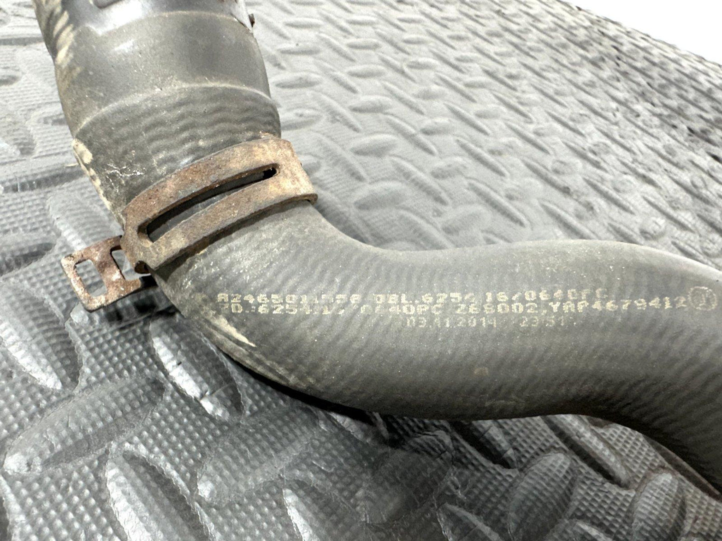 12-18 MERCEDES A CLASS W176 1.5CDI OM607 GENUINE WATER COOLANT PIPE A2465011556