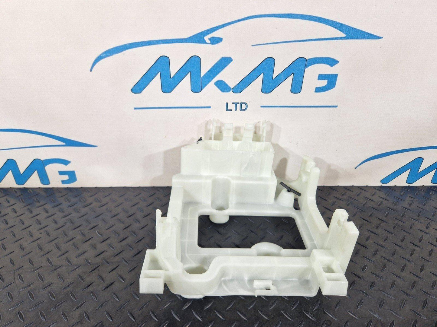 20-24 BMW 1 SERIES F40 GENUINE CURRENT DISTIBUTOR BRACKET HOLDER TRAY 6837044