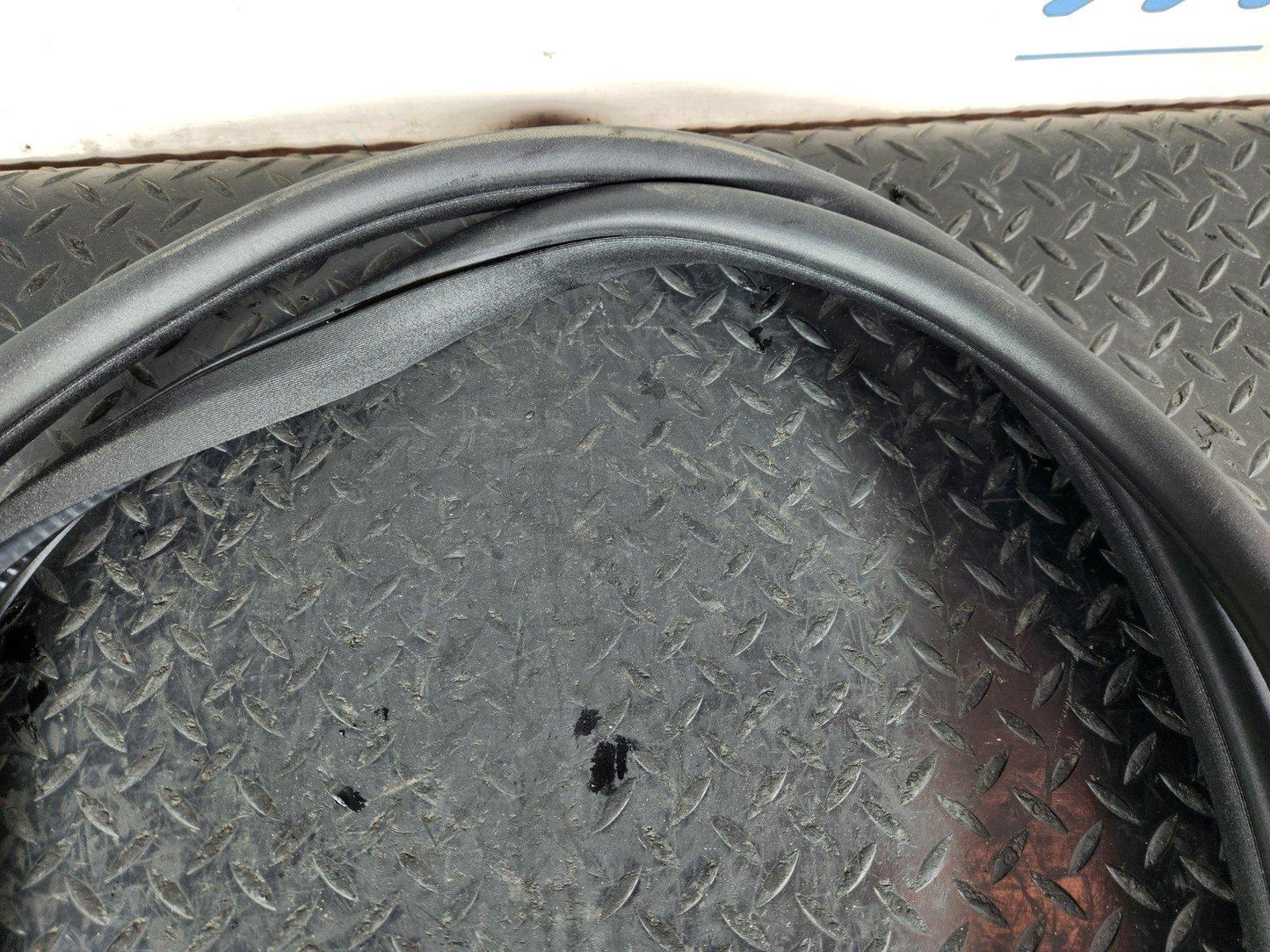 11-19 MERCEDES ML W166 OEM REAR LEFT OR RIGHT SIDE DOOR RUBBER SEAL  A1666970151