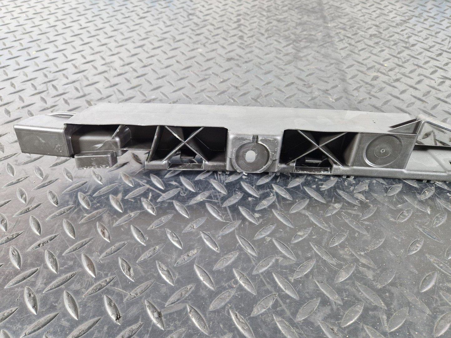 12-18 AUDI A6 C7 GENUINE REAR BUMPER CENTRE MIDDLE SUPPORT BRACKET 4G9807458