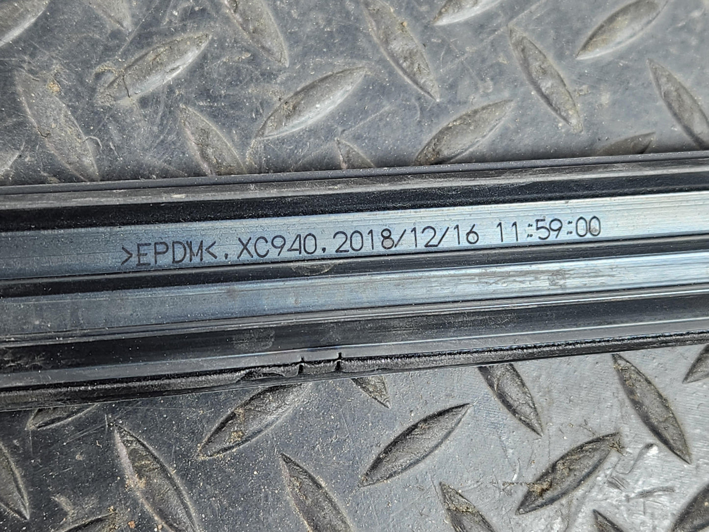 Land Rover Range Rover Evoque L551 SUV Front Left Door Window Rubber Frame XC940