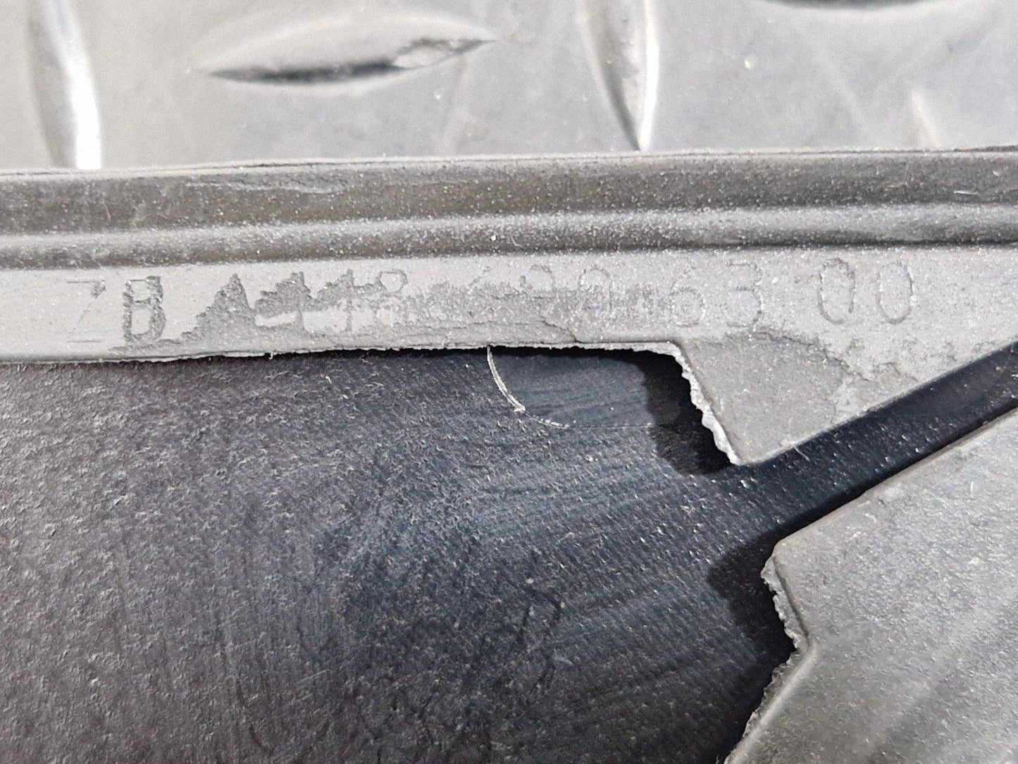 19-ON MERCEDES CLA C118 GENUINE LEFT SIDE B PILLAR TRIM COVER A1186980100