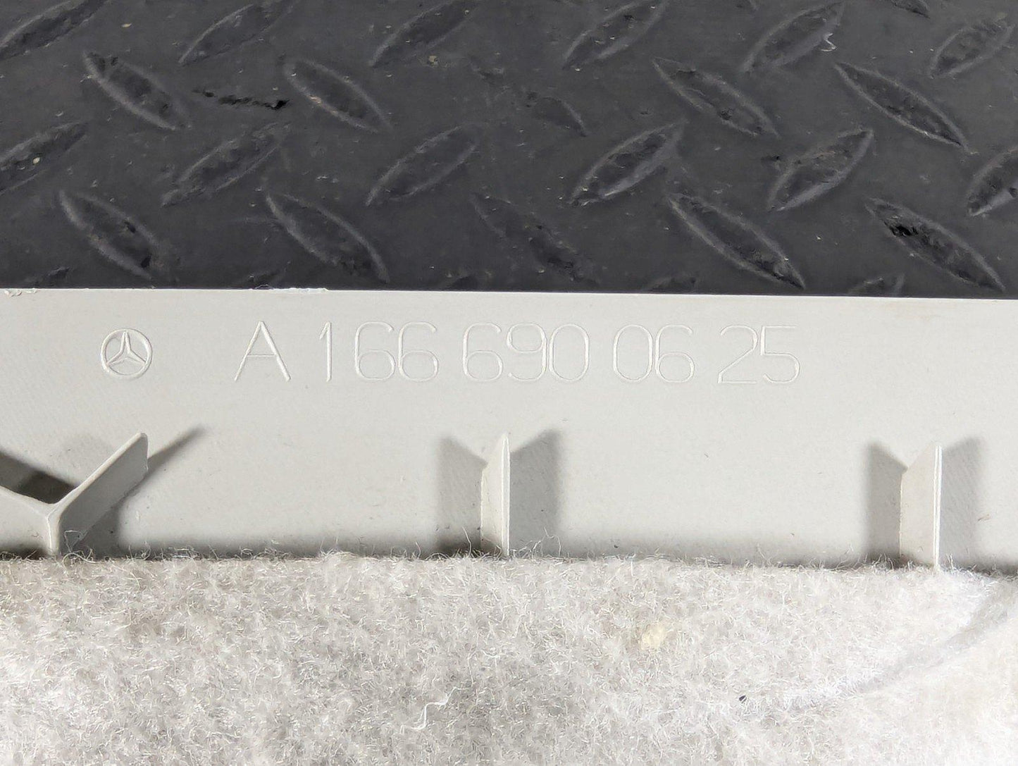 11-19 MERCEDES BENZ ML W166 GENUINE GLE CLASS RIGHT PILLAR TRIM A1666900625