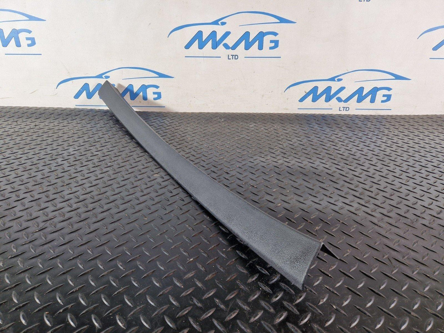 10-15 AUDI Q7 4L GENUINE TAILGATE CENTRE COVER TRIM 4L0867606