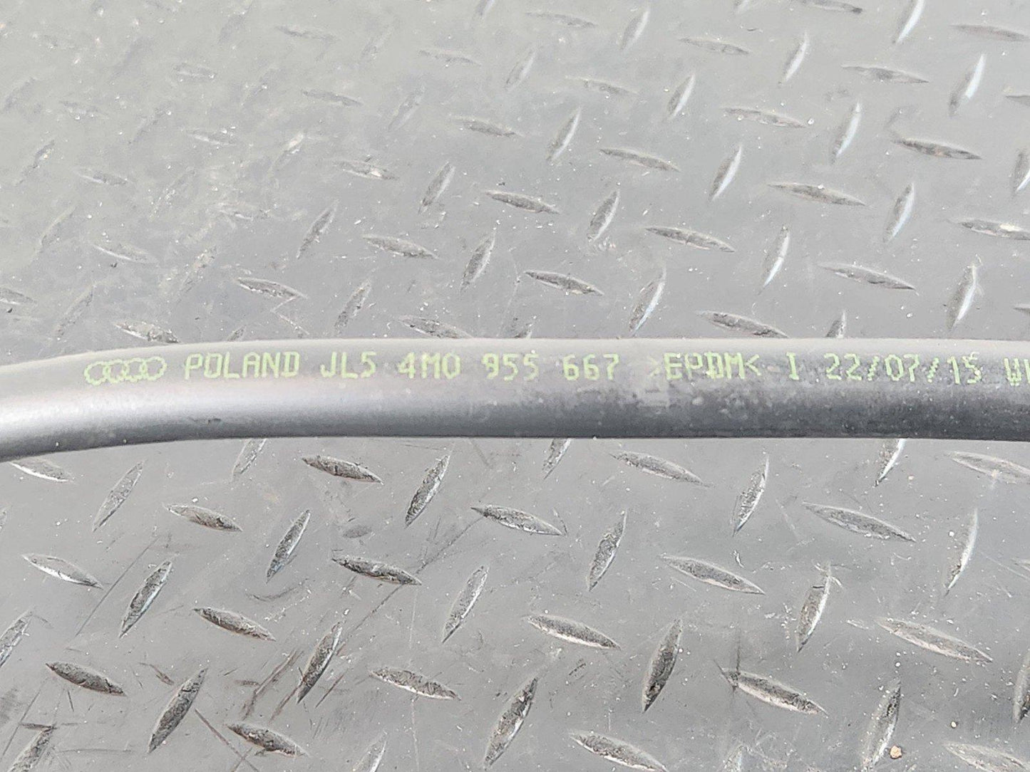 16-20 AUDI Q7 4M GENUINE HEADLIGHT WASHER HOSE 4M0955667