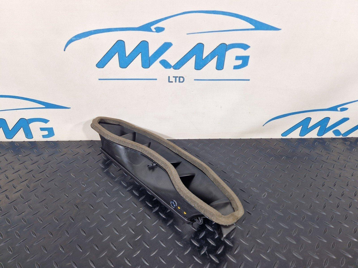 16-19 AUDI A4 B9 GENUINE DASHBOARD AIR VENT TRIM 8W2858431