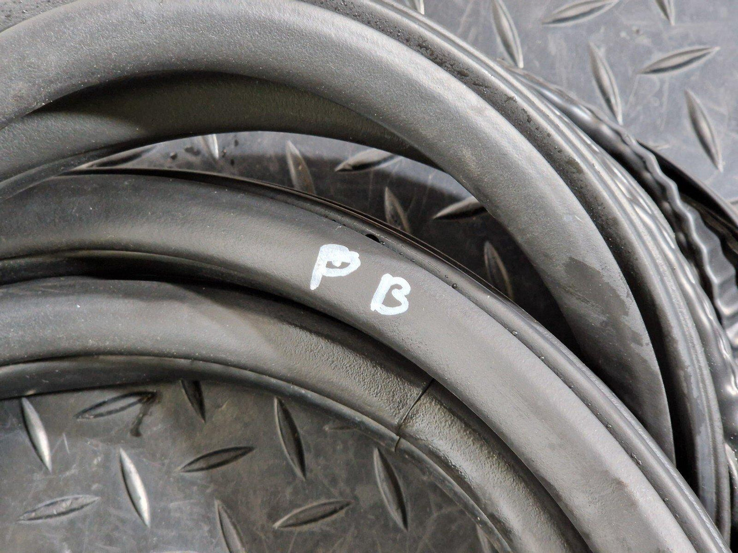 BMW 2 SERIES GRAN TOURER F45 F46 REAR DOOR RUBBER SEAL FITS LEFT & RIGHT 7316818