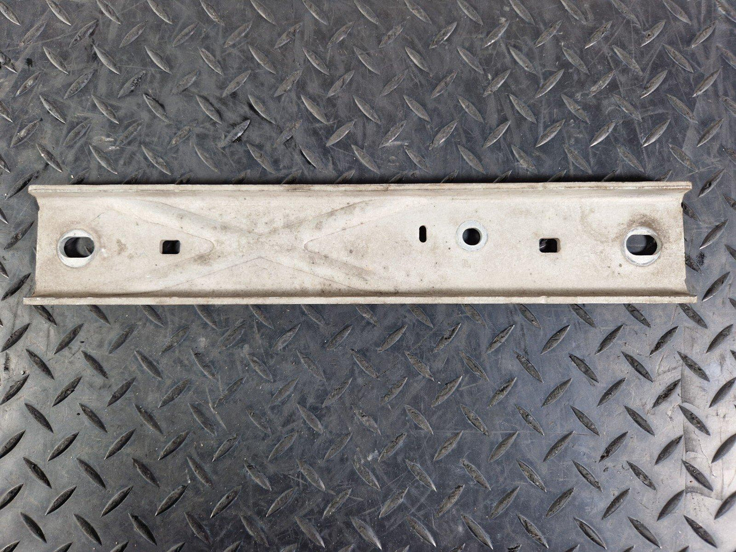 19-ON MERCEDES BENZ B CLASS W247 GENUINE EXHAUST HOLDER BRACKET A2474921400