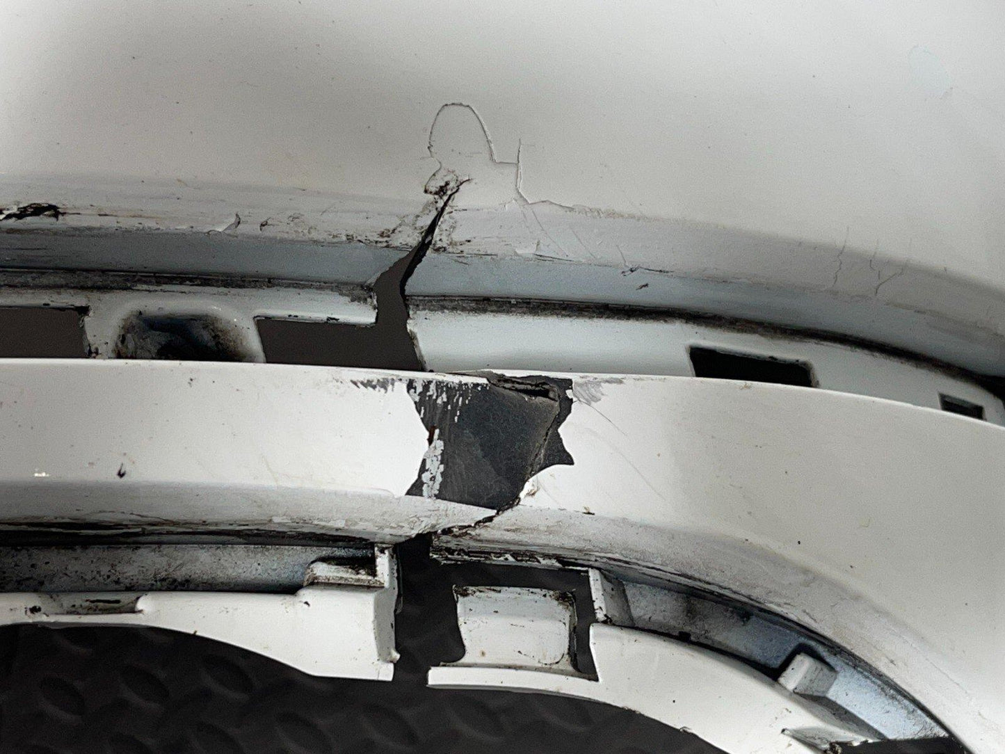 16-19 AUDI A4 B9 ULTRA SE GENUINE REAR BUMPER IN WHITE (DAMAGED)