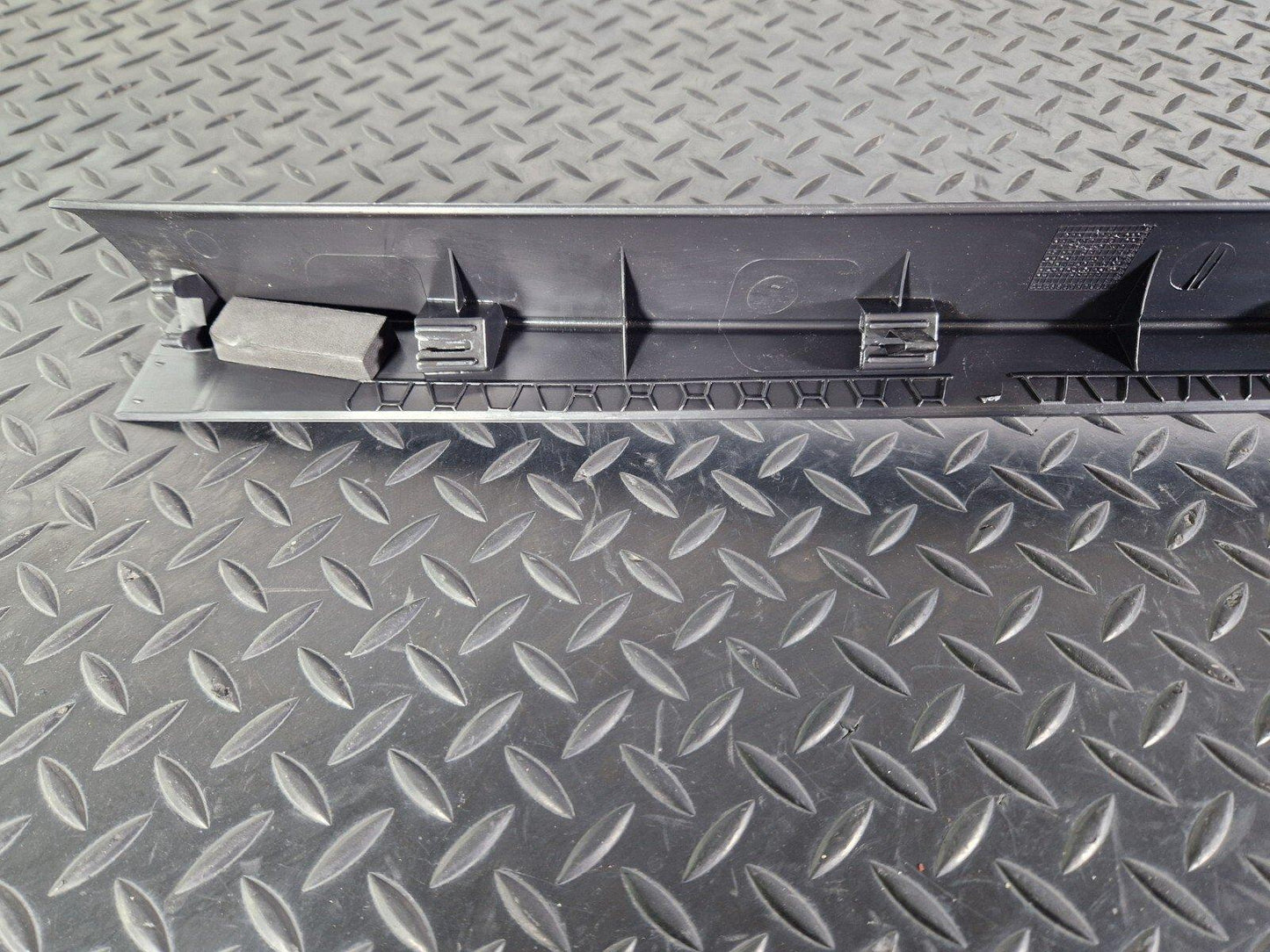 10-15 AUDI Q7 4L GENUINE OEM TAILGATE CENTRE COVER TRIM 4L0867606