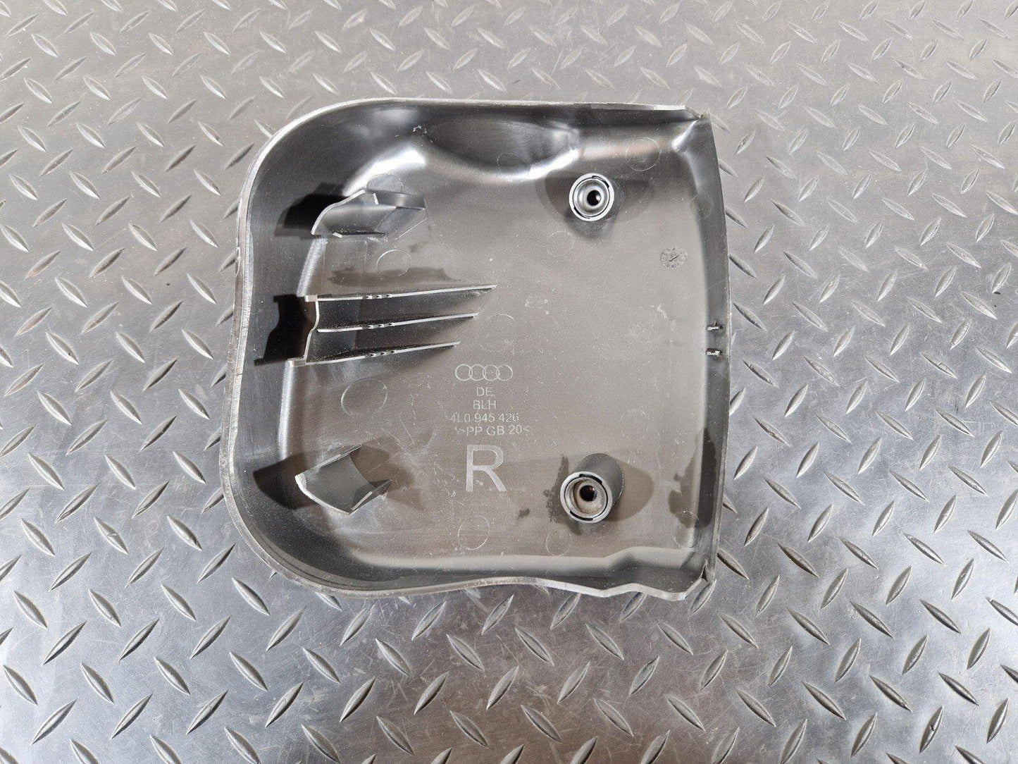 10-15 AUDI Q7 4L GENUINE OEM REAR RIGHT O/S TAIL LIGHT LAMP COVER CAP 4L0945426