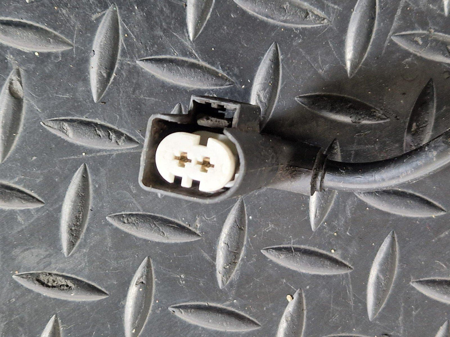 14-21 MERCEDES BENZ C300h W205 REAR LEFT BRAKE PAD WEAR SENSOR A2055404106