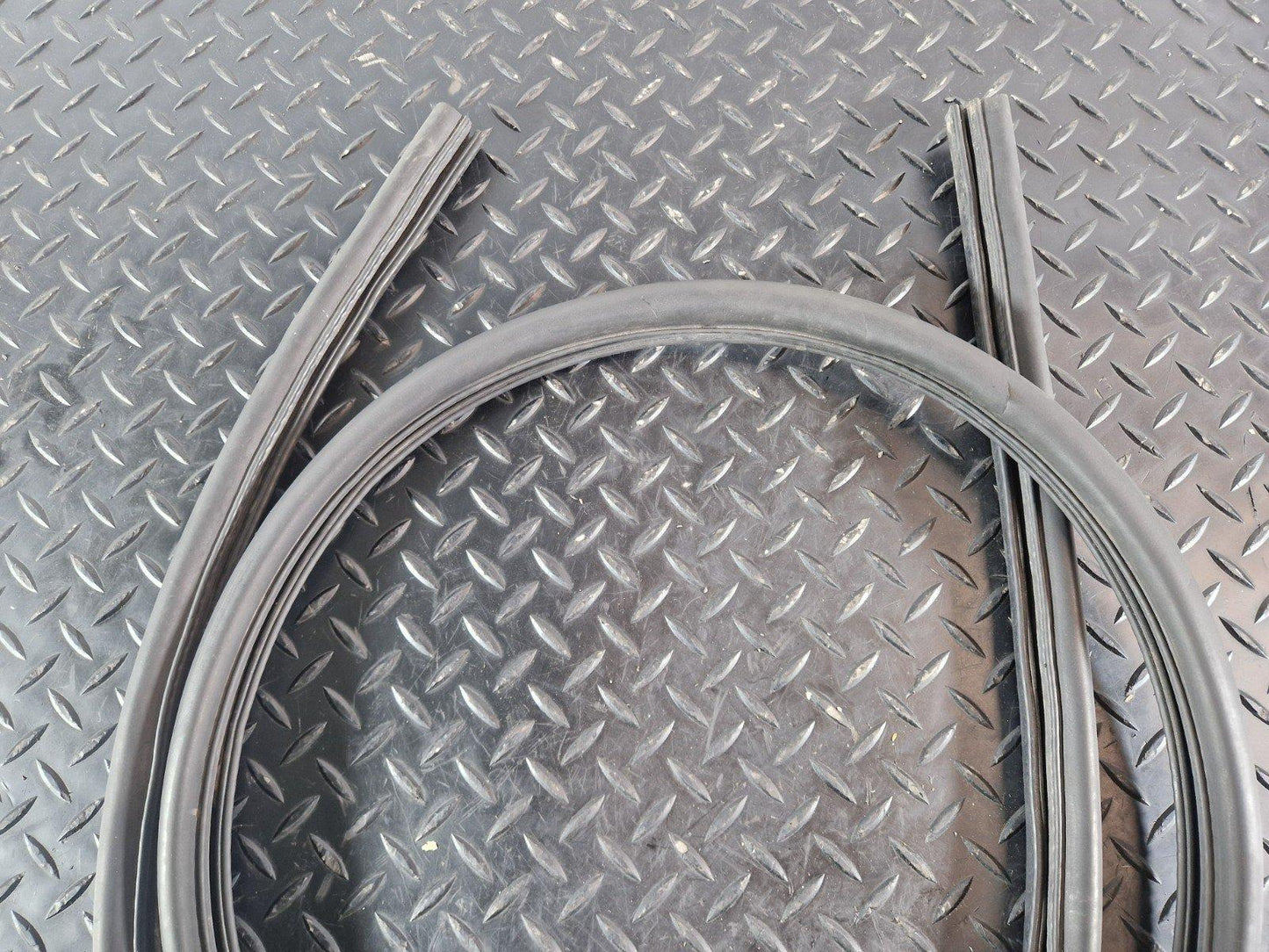 10-15 AUDI Q7 4L GENUINE OEM ENGINE HOOD BONNET RUBBER SEAL 4L0823731