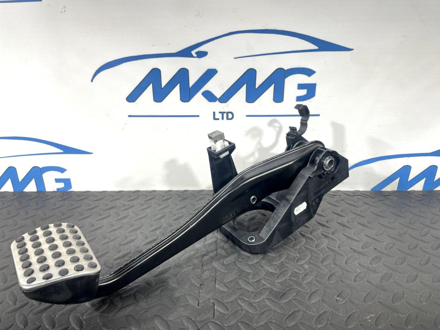 12-18 MERCEDES A CLA W176 C117 GENUINE BRAKE PEDAL A2462901401 A2462902801