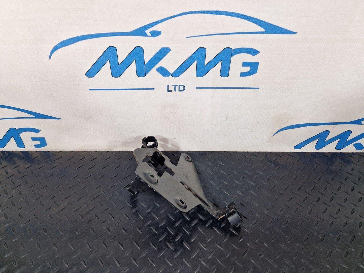12-18 AUDI A6 C7 PASSENGER LEFT FRONT COOLANT PUMP BRACKET MOUNT 4G0145879N