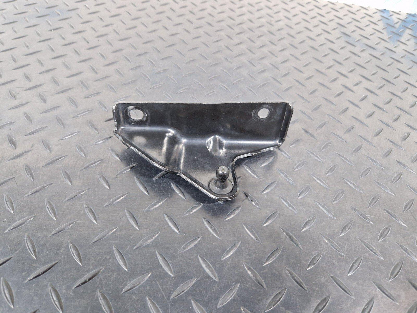 14-23 MERCEDES BENZ VITO W447 OEM REAR RIGHT O/S TAILGATE STRUT BRACKET HOLDER