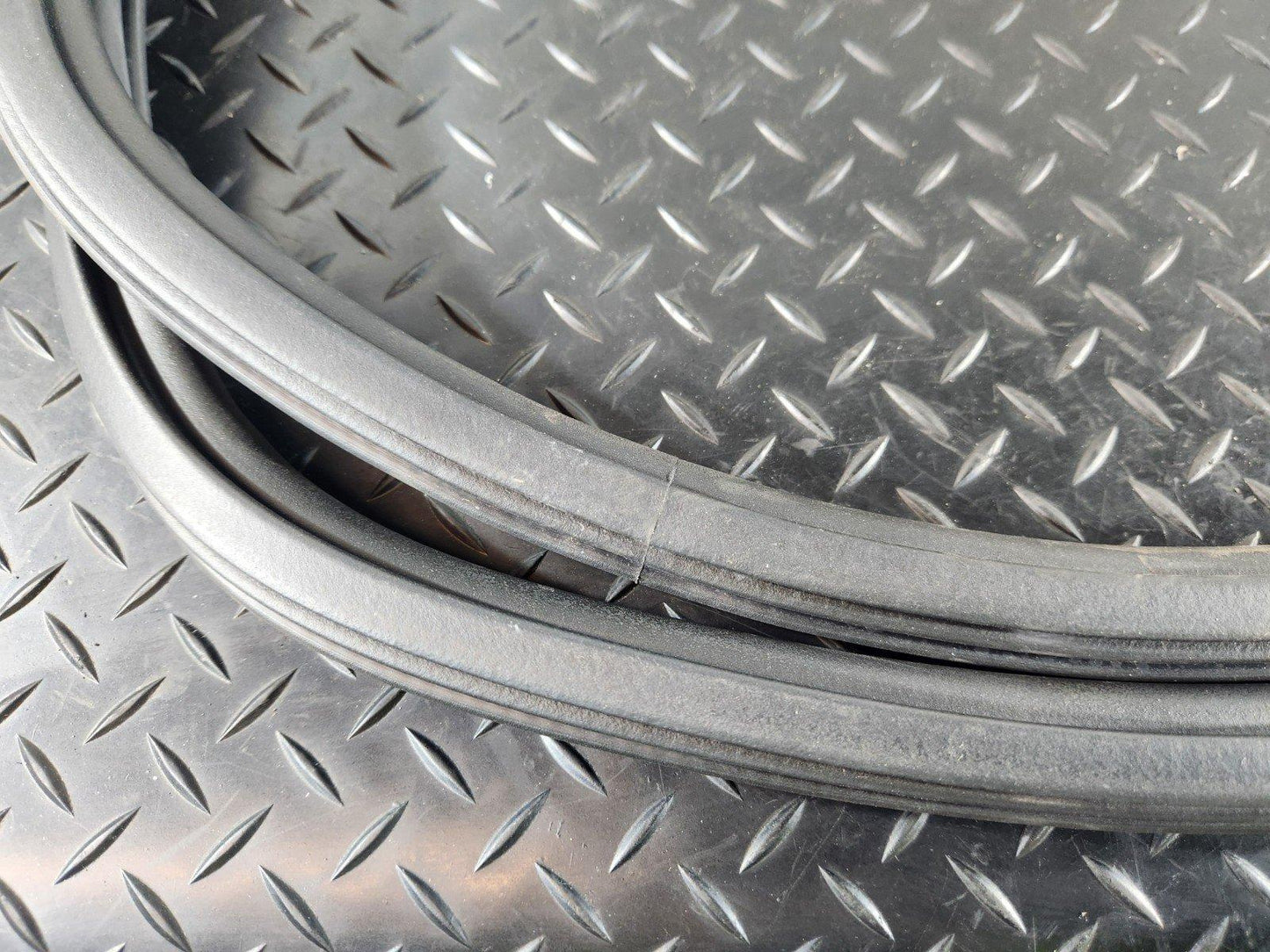 16-20 AUDI Q7 4M GENUINE REAR LEFT & RIGHT DOOR SEAL RUBBER STRIP 4M0833721C
