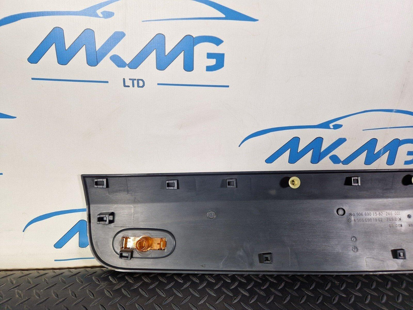 06-14 MERCEDES BENZ SPRINTER W906 REAR LEFT N/S/R DOOR MOULDING TRIM A9066901582