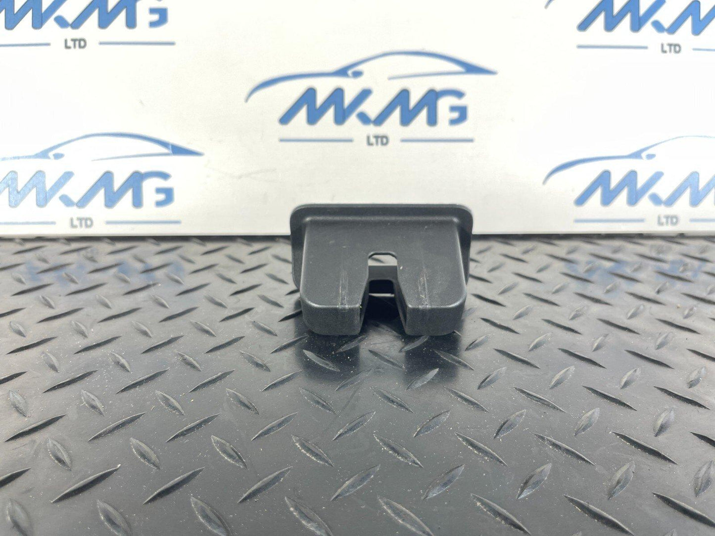 16-19 AUDI A4 B9 SALOON GENUINE BOOT TAILGATE LOCK TRIM COVER 8W5827520