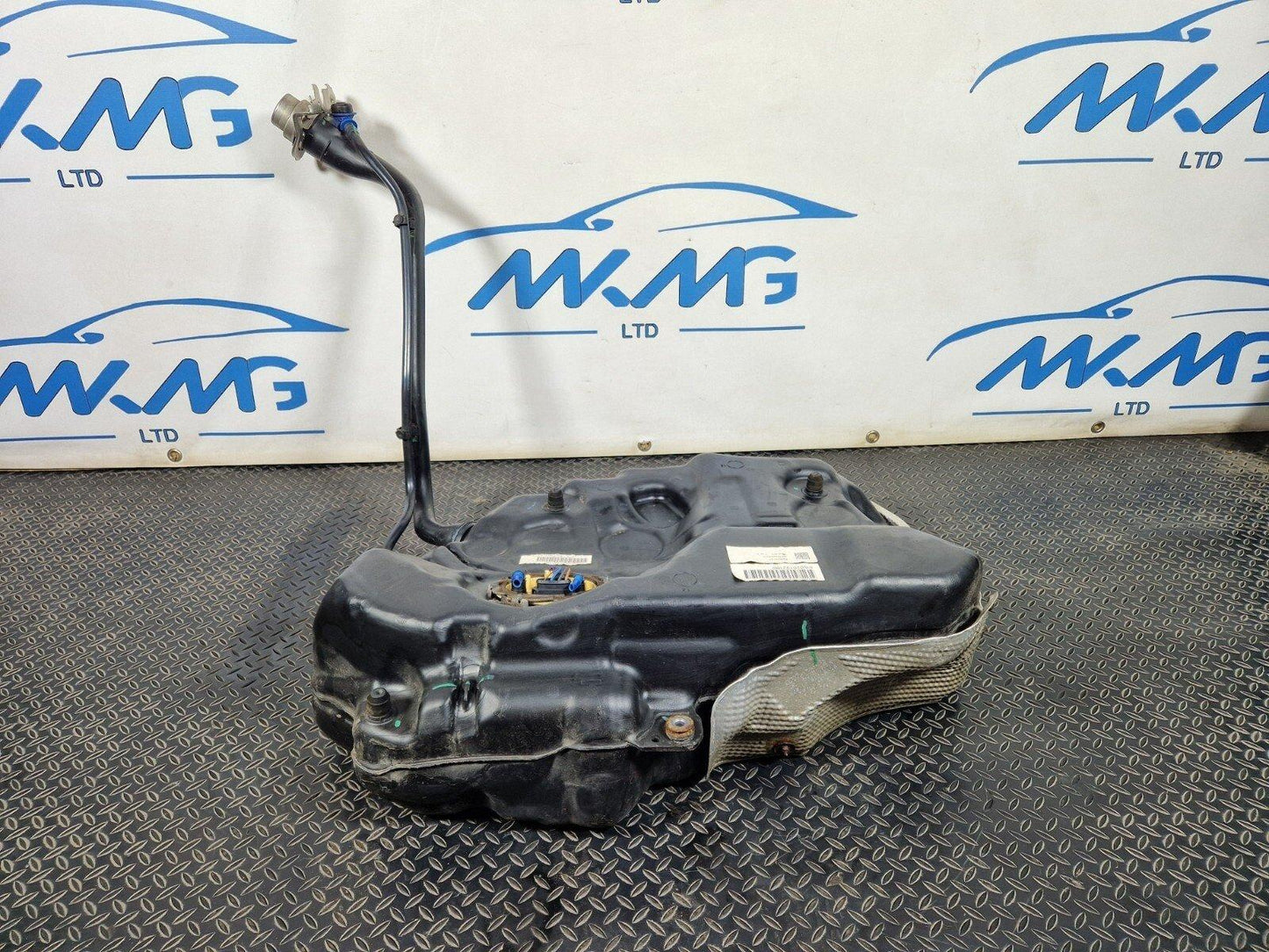 16-19 AUDI A4 B9 GENUINE DIESEL ENGINE FUEL TANK WITH PUMP  8W0201021BP