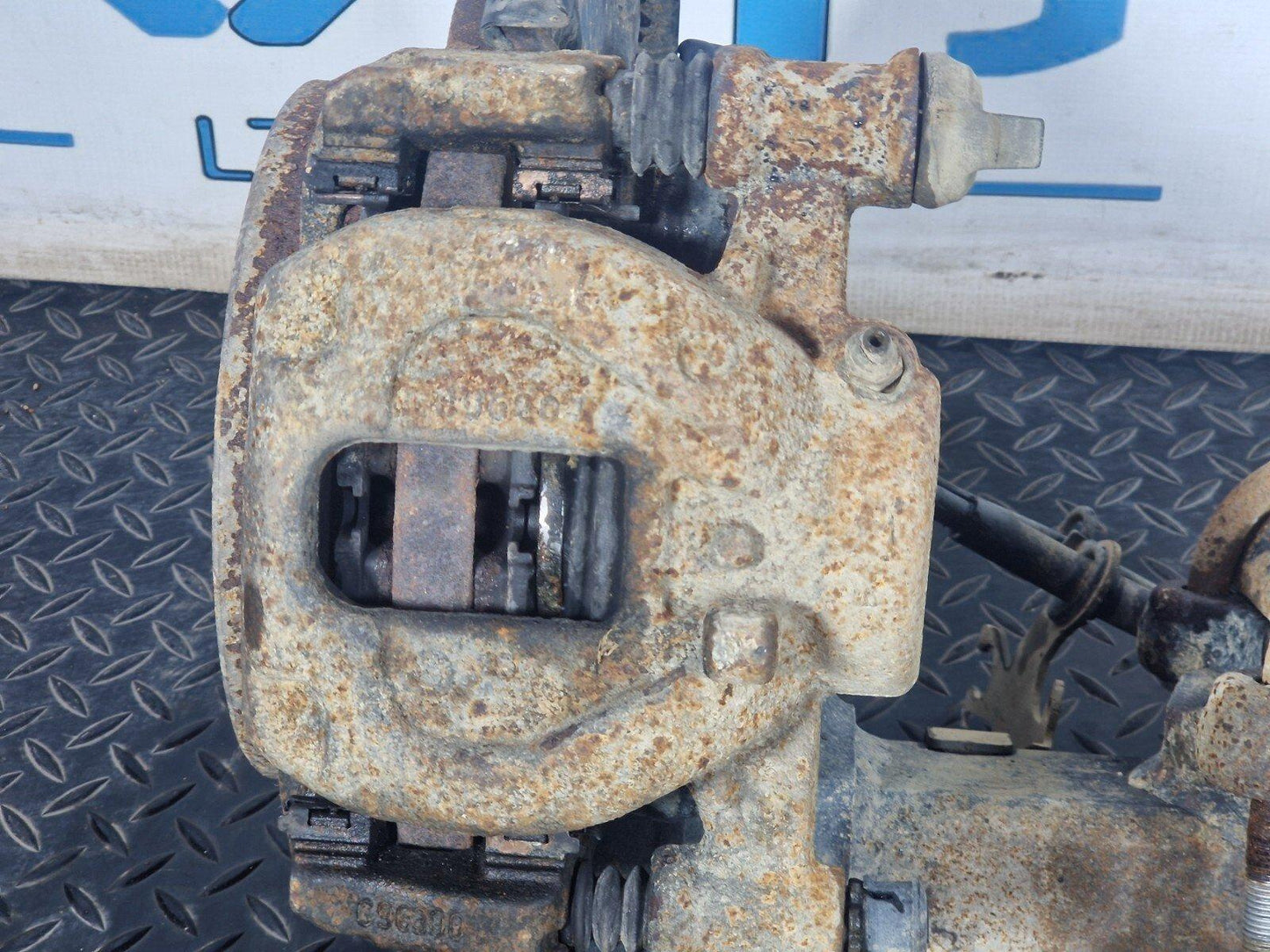 18-ON MERCEDES BENZ SPRINTER W910 REAR AXLE SUSPENSION CARRIER & WHEEL BEARINGS