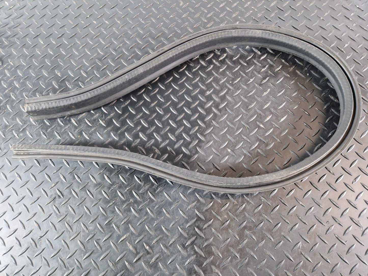 10-15 AUDI Q7 4L GENUINE BULK HEAD UNDER BONNET RUBBER SEAL 4L0823723
