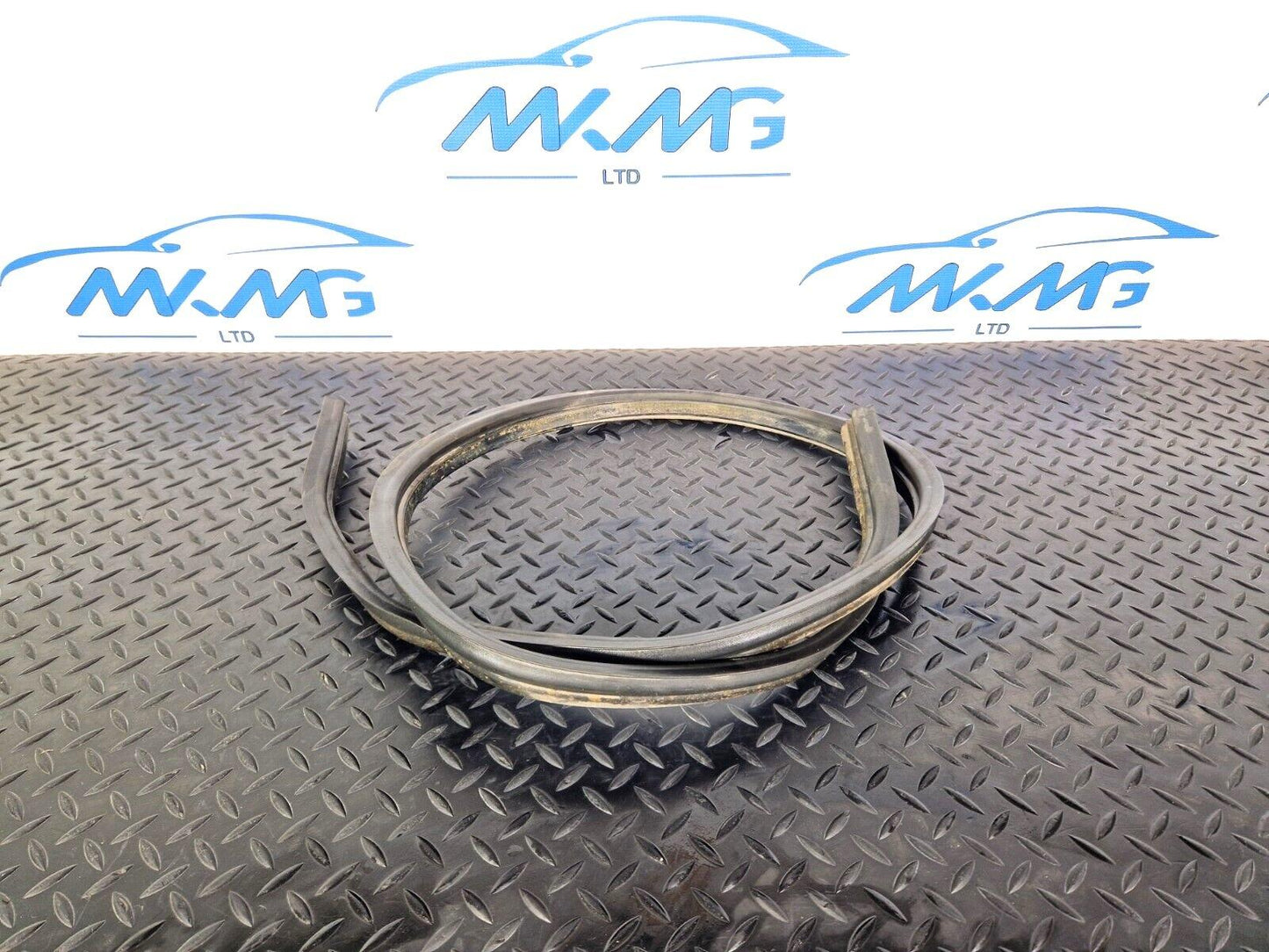 18-ON MERCEDES BENZ SPRINTER W907 HOOD BONNET RUBBER GASKET SEAL A9108871100
