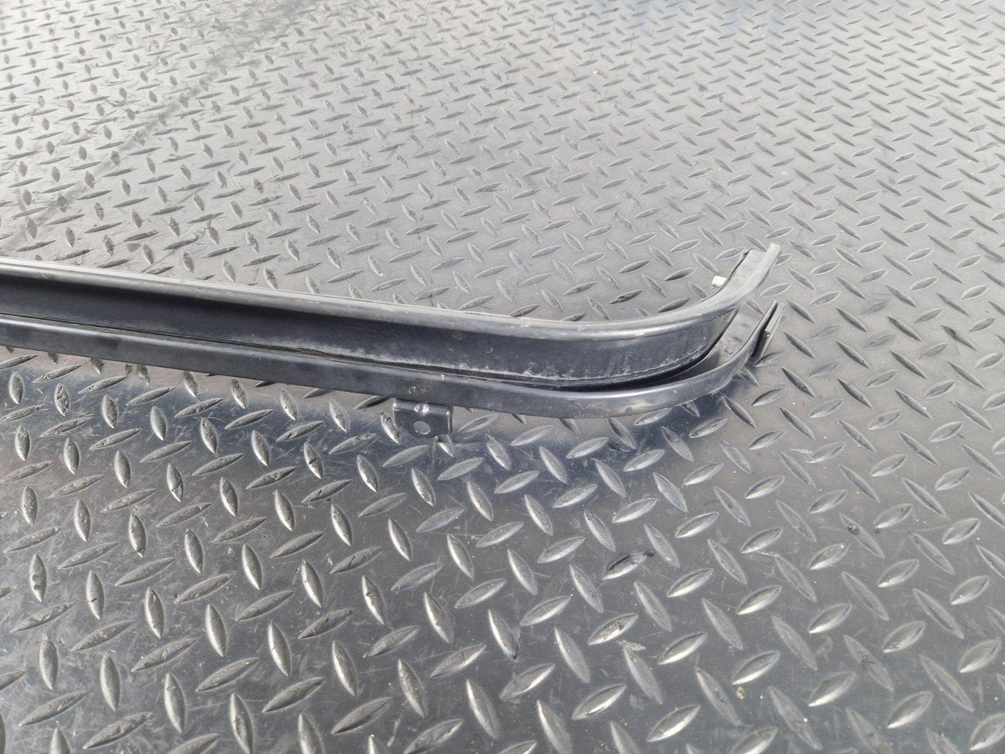 14-23 MERCEDES VITO W447 GENUINE SLIDING DOOR CENTER LEFT GUIDE RAIL A4477660237