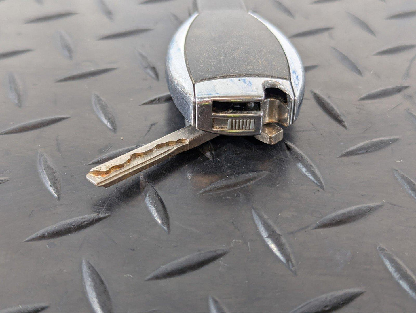 13-19 MERCEDES BENZ CLA C117 GENUINE OEM 3 BUTTON IGNITION KEY FOB A0009050039