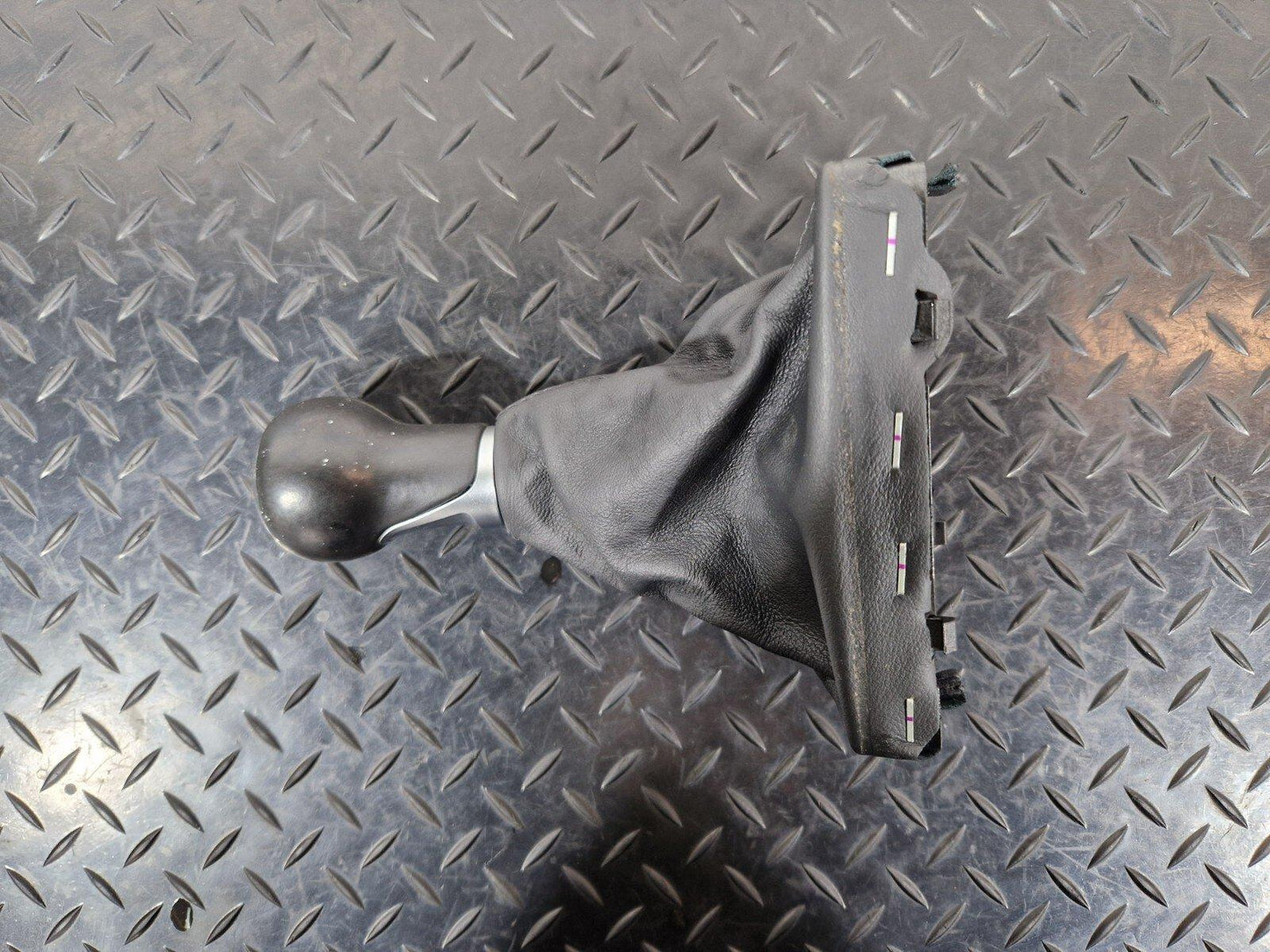 16-19 AUDI A4 B9 6 SPEED MANUAL LEATHER GEAR KNOB AND GAITER TRIM 8W0863278A