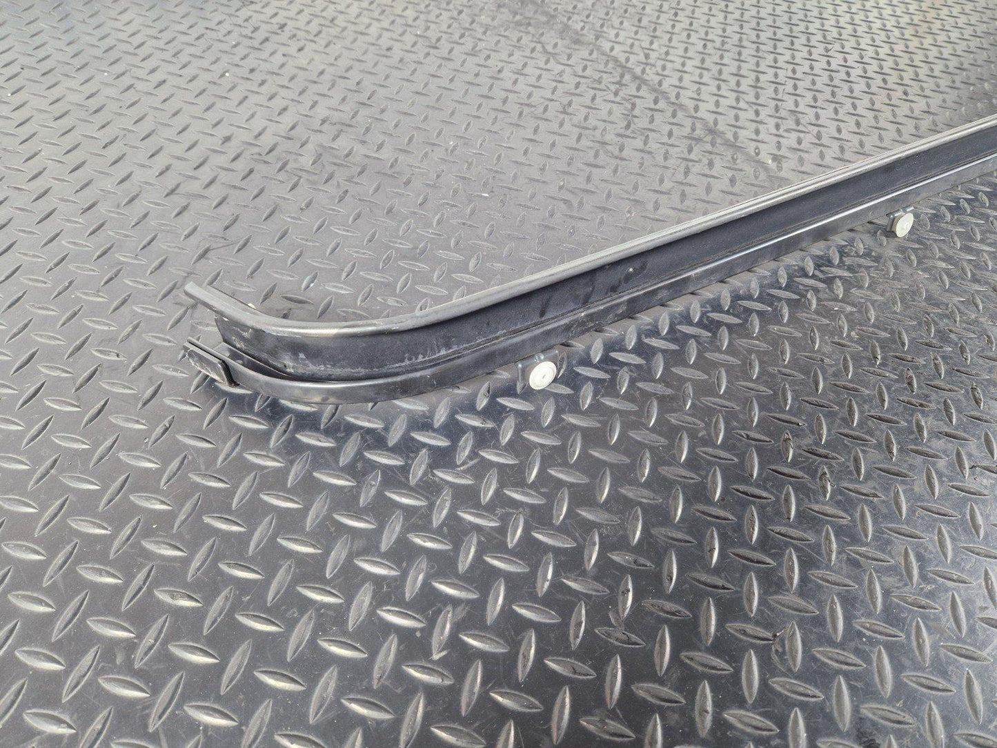 14-23 MERCEDES VITO W447 SLIDING DOOR RIGHT RUNNER GUIDE MOUNT A4477660337