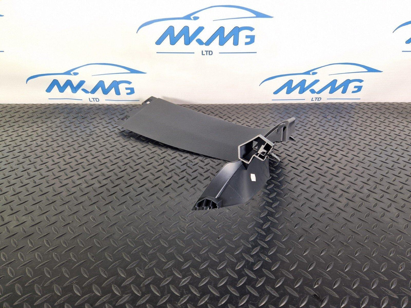 14-19 MERCEDES BENZ GLA X156 TAILGATE COVER TRIM LEFT A1567400171 A1567401900