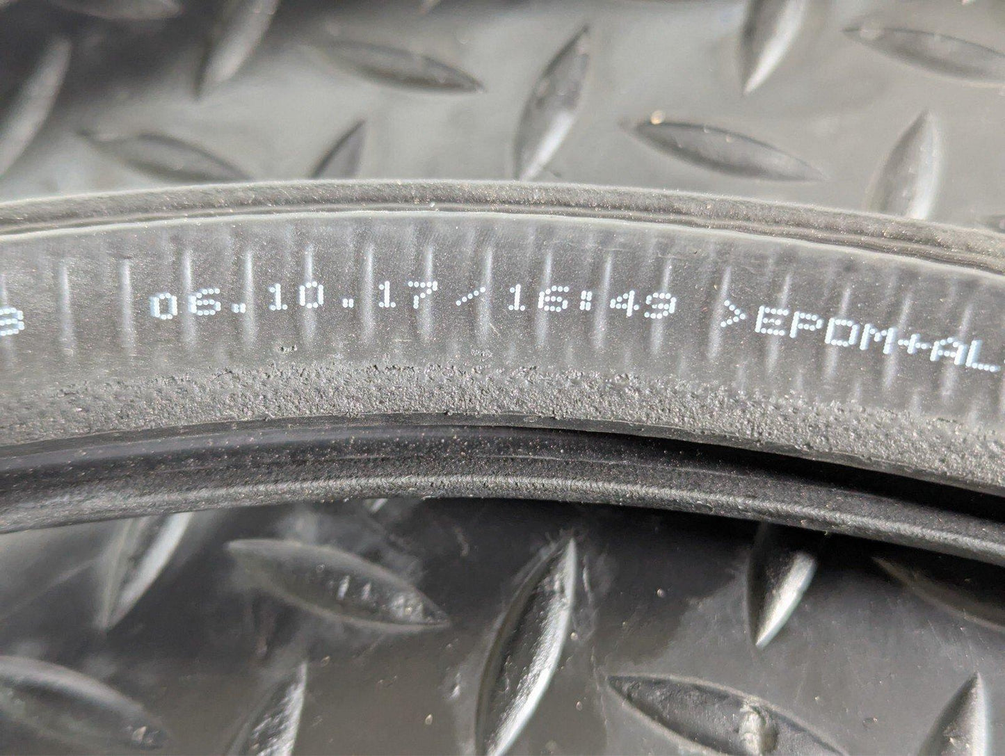 16-19 AUDI A4 B9 SALOON OEM REAR DOOR RUBBER SEAL FITS LEFT & RIGHT 8W5833721B