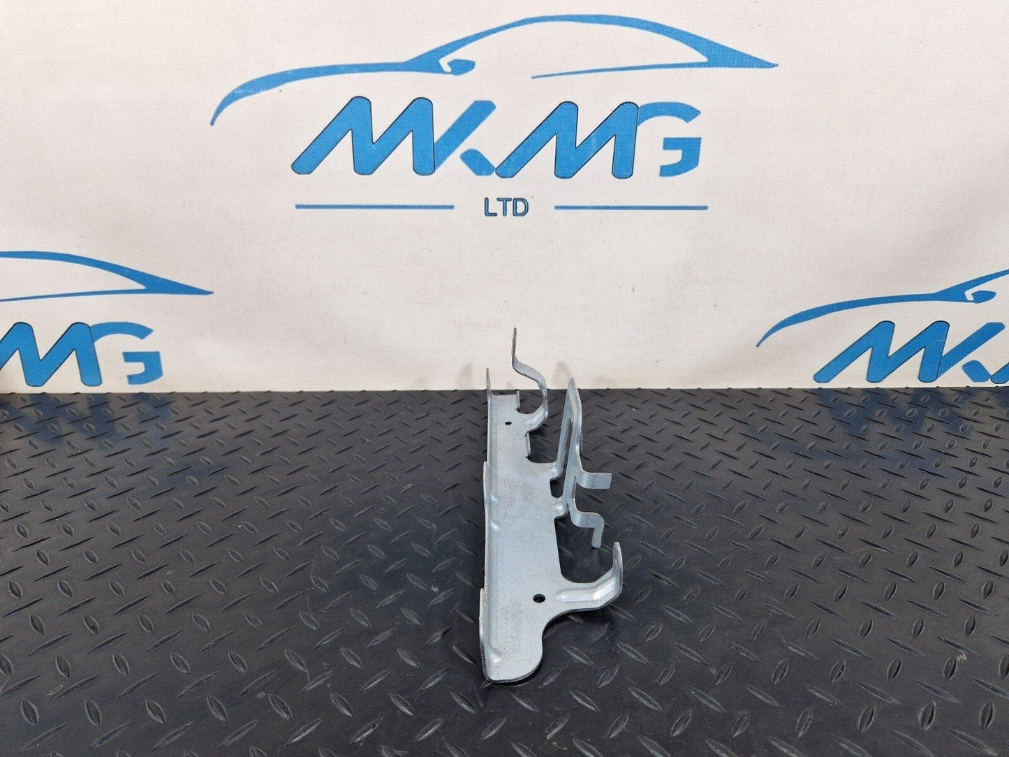 14-21 MERCEDES BENZ C200d W205 GENUINE RIGHT SIDE O/S BOOT BRACKET A2056914400