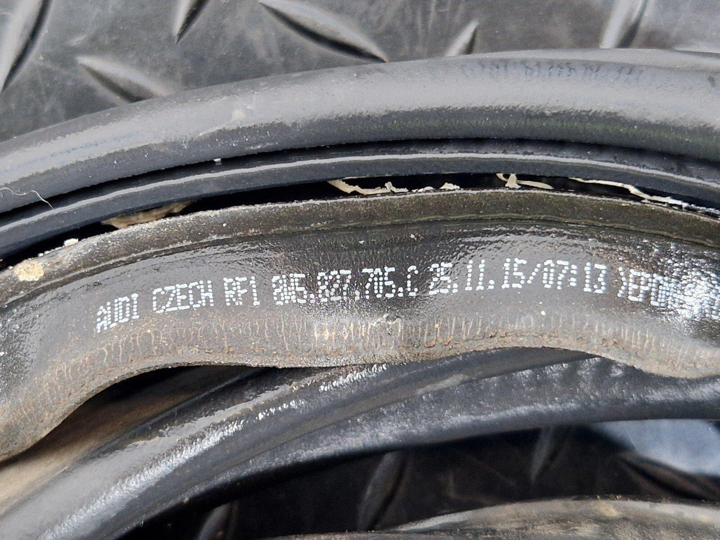16-19 AUDI A4 B9 SALOON GENUINE TAILGATE BOOT LID RUBBER SEAL 8W5827705C