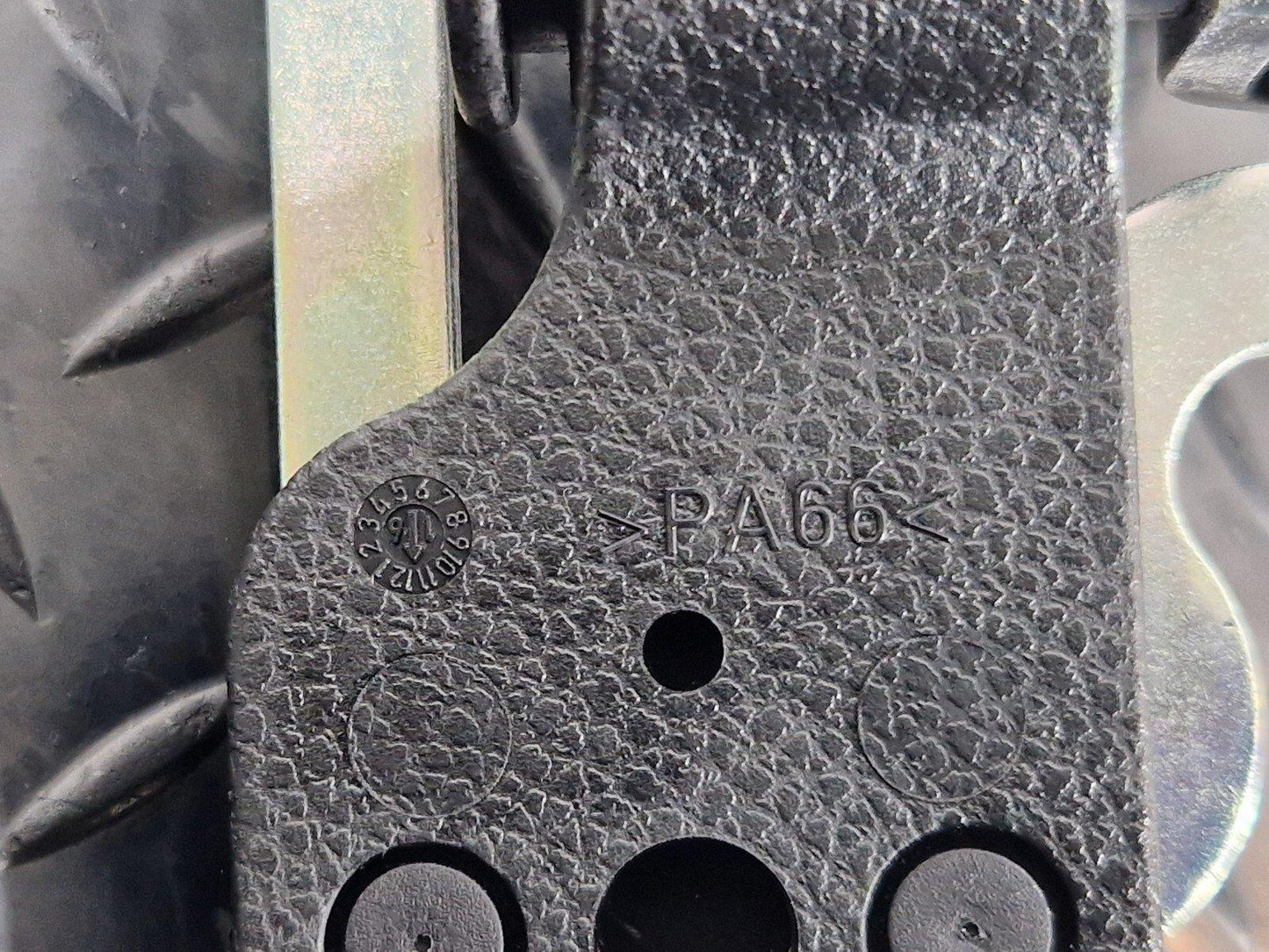 14-20 MERCEDES BENZ GLA X156 REAR SEAT LOCK STRIKER BRACKET A1569208200