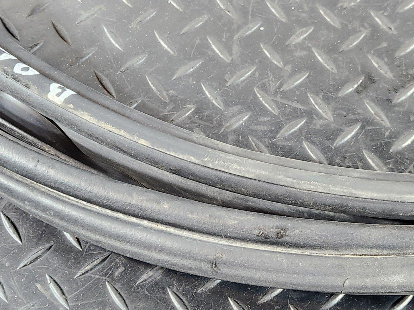 19-ON MERCEDES B CLASS W247 TAILGATE BOOT LID RUBBER SEAL A2477402100