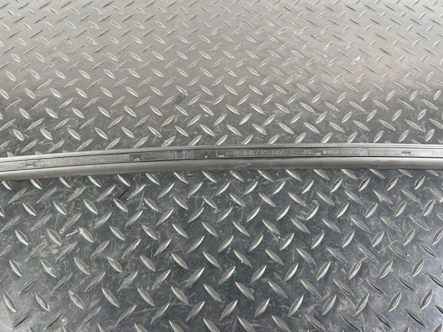 16-23 AUDI A5 SPORTBACK FRONT RIGHT  WINDSHIELD WATER DEFLECTOR STRIP 8W6854328B