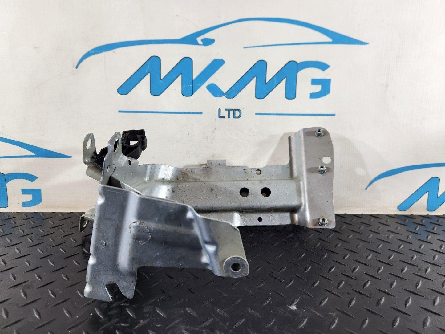 16-20 AUDI Q7 4M FRONT LEFT N/S WING BRACKET HOLDER 4M0821137B 4M0821161B