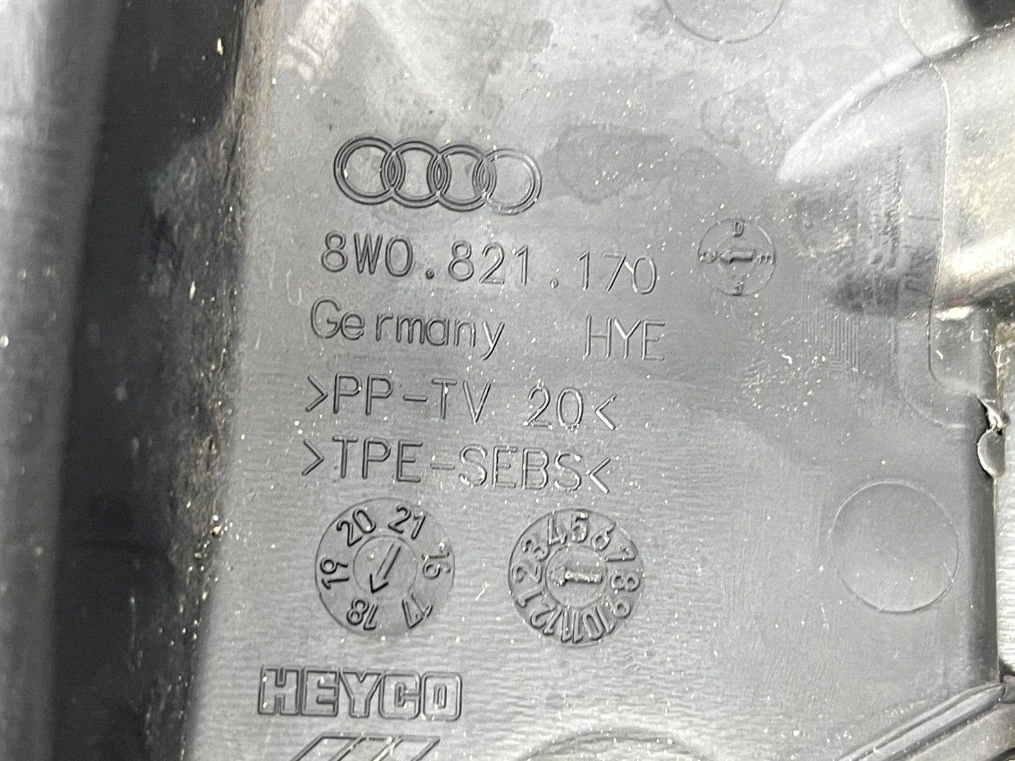 16-19 AUDI A4 B9 AVANT GENUINE RIGHT SIDE WING PANEL RUBBEL SEAL 8W0821170