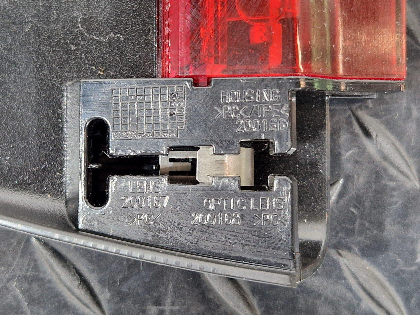 16-19 AUDI A4 B9 GENUINE OEM THIRD 3RD BRAKE LIGHT MIDDLE CENTRE TOP 8W5945097