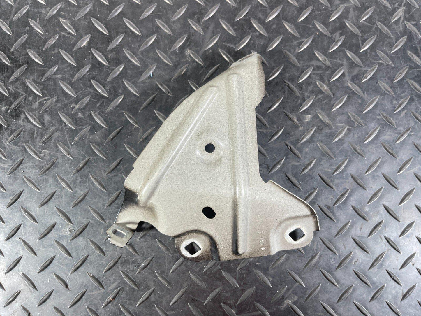 16-22 BMW X1 F48 FRONT RIGHT DRIVER SIDE WING FENDER BRACKET HOLDER 7351516